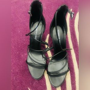 Kenneth Cole Size 8 brand new. Can also be worn by sizes 7/12